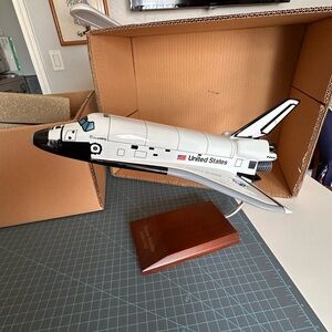 Space Shuttle Discovery 1/100 size Model - New in the Box